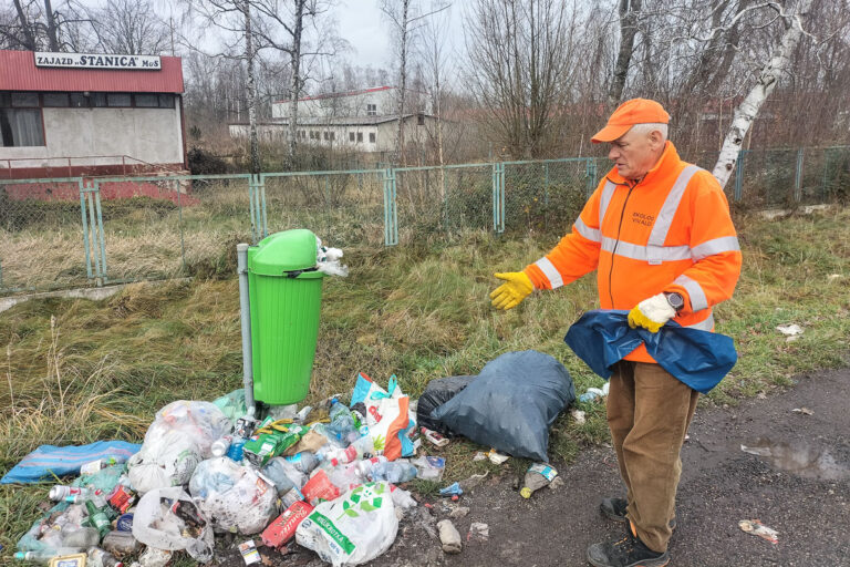 Sprzątał nawet w wigilię i Nowy Rok. Trzy tony odpadów nie zaśmiecają już Świdnicy i powiatu [FOTO]