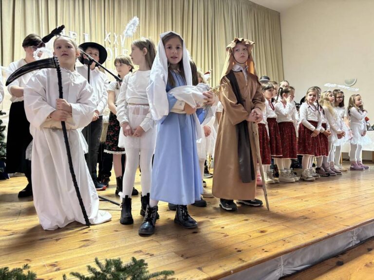 Barwnie, radośnie i świątecznie. Dzieci wystąpiły na jubileuszowym Gminnym Przeglądzie Zespołów Kolędniczych [FOTO]