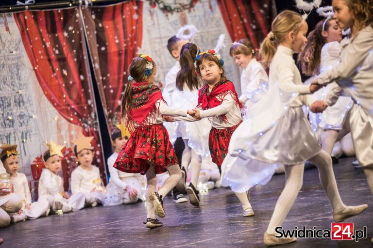 Barwne jasełka w teatrze. Wielkie świdnickie kolędowanie rozpoczęte [FOTO/VIDEO]