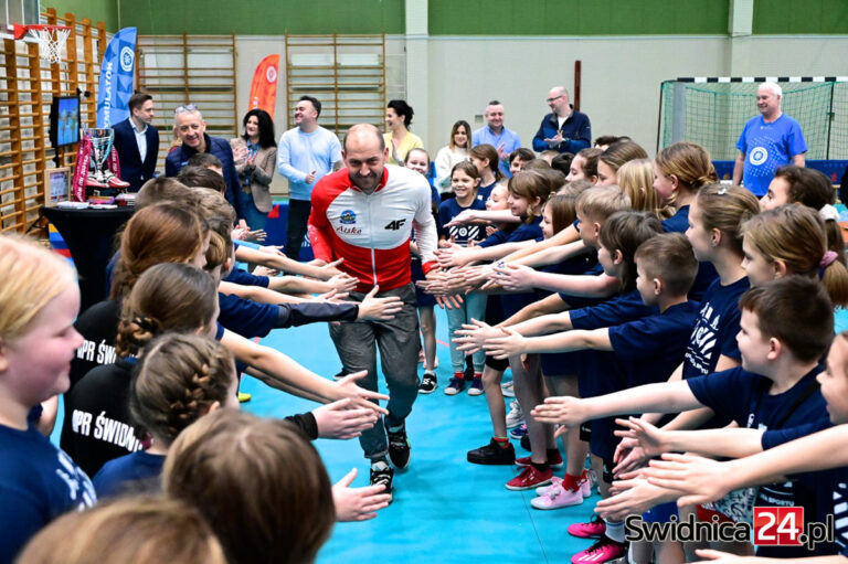 Zimowa Akademia Sportu. Wtorek należał do młodych uczniów świdnickich szkół podstawowych [FOTO/VIDEO]