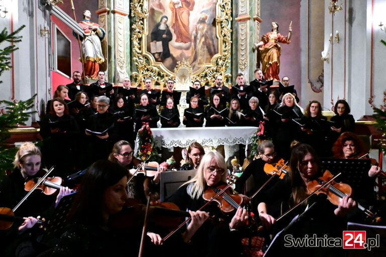 Najpiękniejsze kolędy wypełniły sanktuarium św. Józefa. Chór Misericordia z koncertem „Cicha noc” [FOTO/VIDEO]