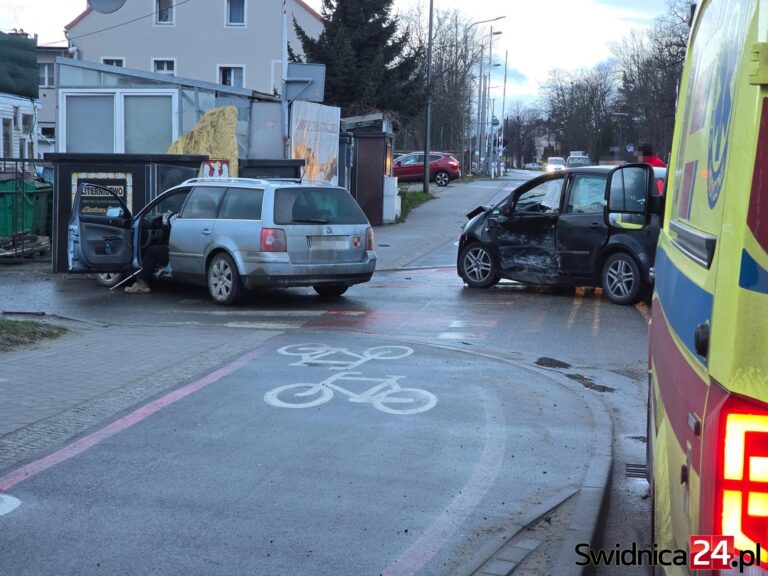 Zderzenie osobówek w Strzegomiu [FOTO]