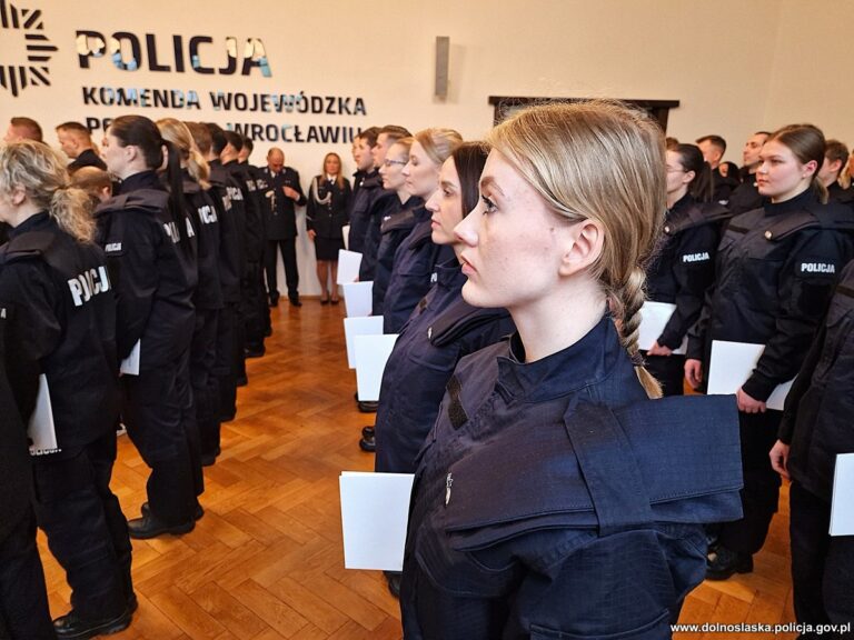 Nowi policjanci złożyli ślubowanie. Dwie funkcjonariuszki trafią do świdnickiej komendy [FOTO/VIDEO]