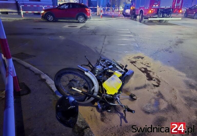 Wypadek na skrzyżowaniu w Świdnicy. Ranny motocyklista [FOTO]