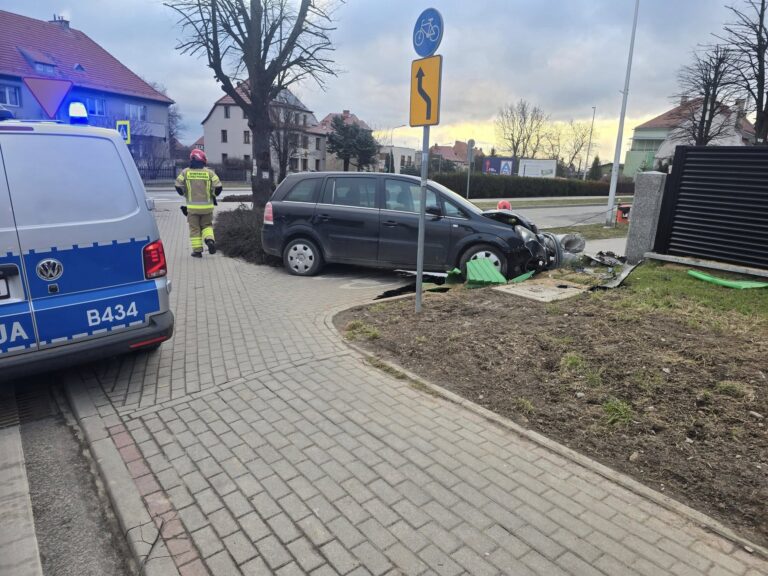 Skasował betonowy słup energetyczny. Kierujący jechał pomimo cofniętych uprawnień [FOTO]