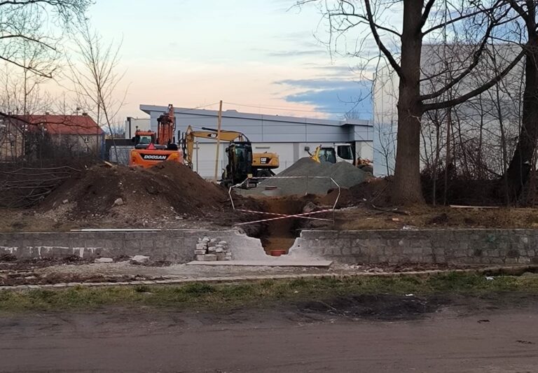 Częściowo rozebrano mur oporowy nad brzegiem Bystrzycy. Wody Polskie wyjaśniają