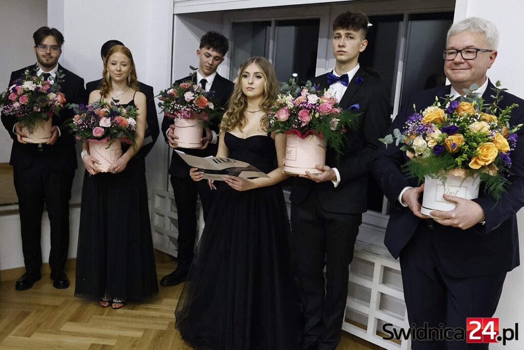 To był bal! Studniówka II LO im. Stefana Banacha w Świdnicy [FOTO/VIDEO