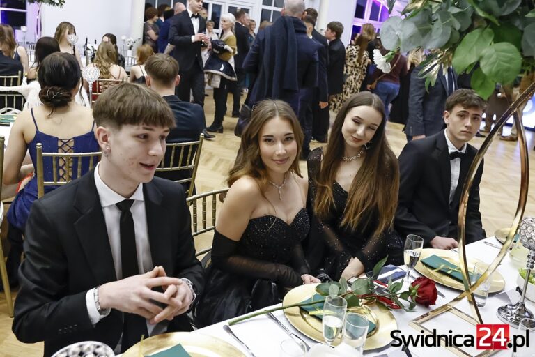 To był bal! Studniówka II LO im. Stefana Banacha w Świdnicy [FOTO/VIDEO