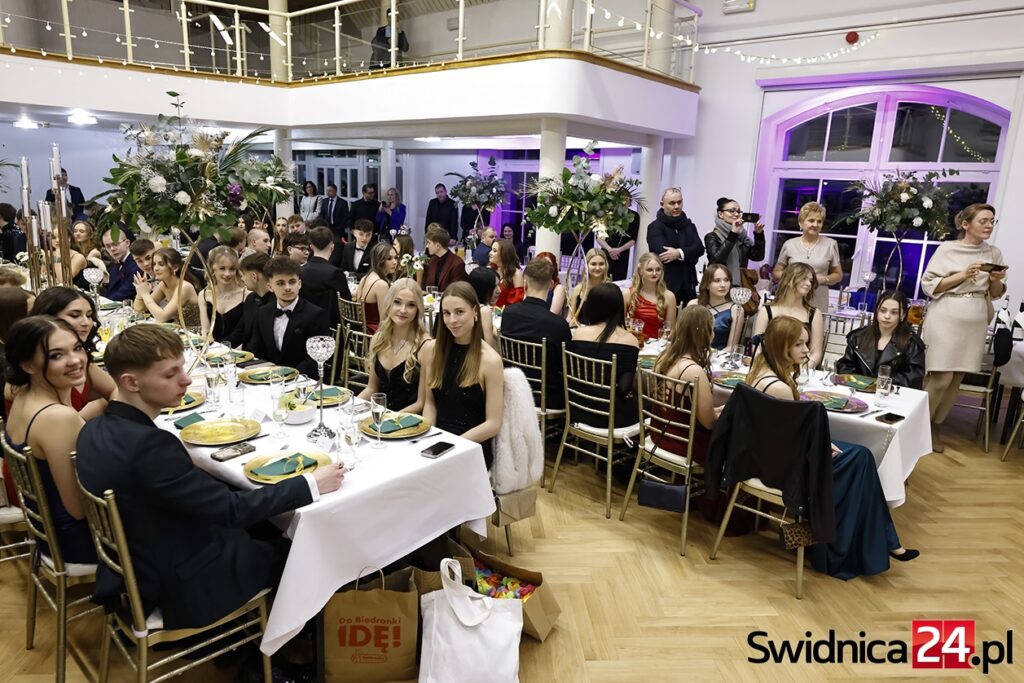 To był bal! Studniówka II LO im. Stefana Banacha w Świdnicy [FOTO/VIDEO