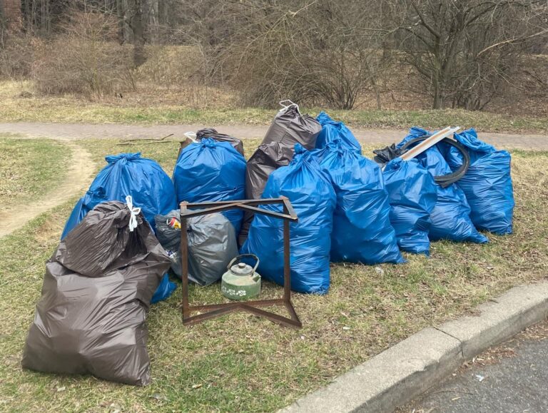 Bezrobotni sprzątają Park Strzelnica