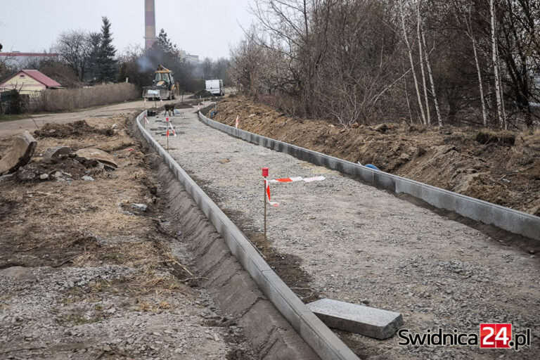 Trwa budowa nowej trasy rowerowej. Połączy Zawiszów ze ścieżką na Pogodnej [FOTO]