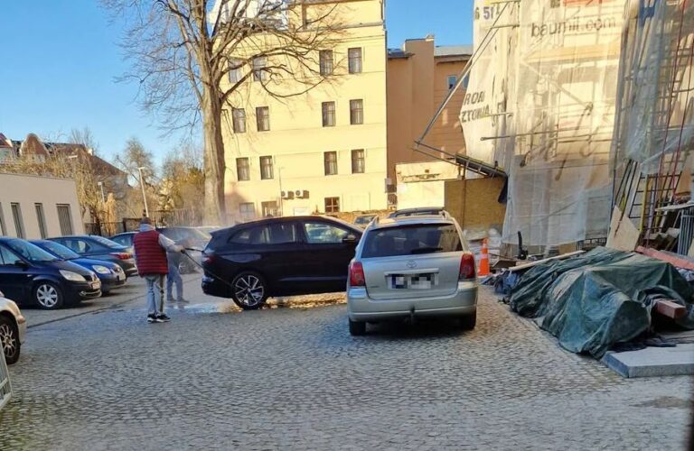 Umył auto na parkingu przed MOPS-em. Czy tak wolno? [FOTO]