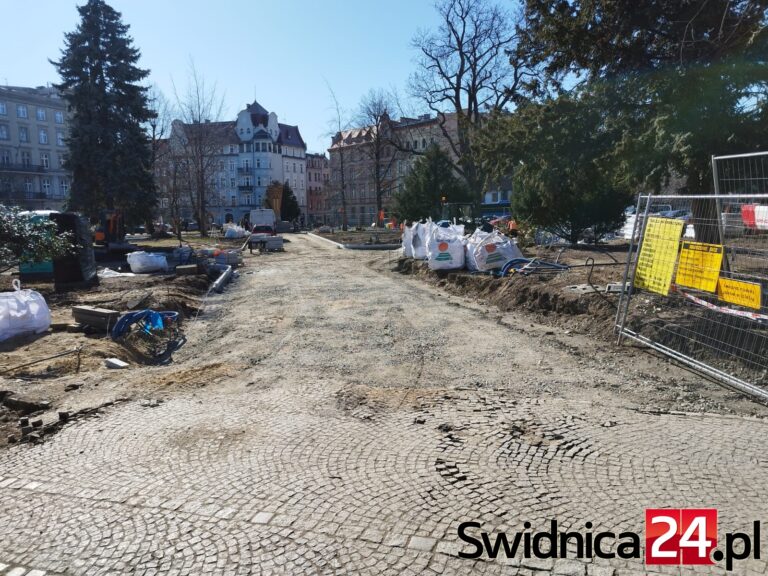 Plac Grunwaldzki: tablica smoleńska i zmiany w zieleni [FOTO]