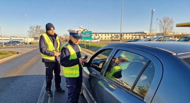 25-latek błyskawicznie skazany na więzienie. Wsiadł za kierownicę mimo czterech zakazów