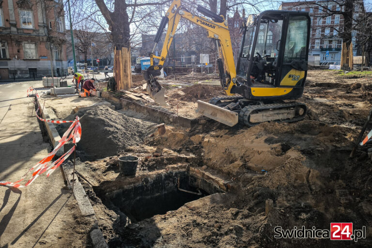 Ślady historii odkryte podczas rewitalizacji skweru Lecha Kaczyńskiego? [FOTO]