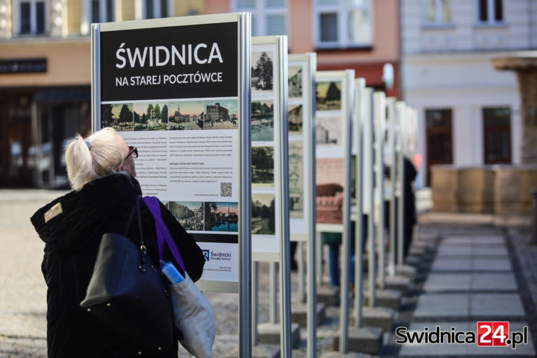 „Świdnica na starej pocztówce”. Wystawa na świdnickim Rynku [FOTO]