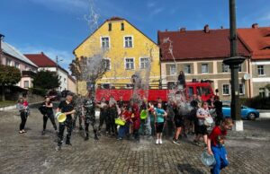 Strażacki śmigus-dyngus w powiecie świdnickim. Druhowie zapraszają na wodne bitwy