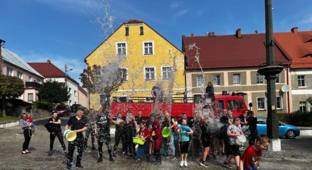 Strażacki śmigus-dyngus w powiecie świdnickim. Druhowie zapraszają na wodne bitwy