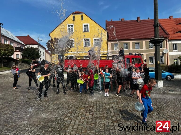Strażacki śmigus-dyngus w powiecie świdnickim. Druhowie zapraszają na wodne bitwy