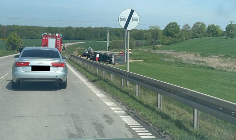 Ciężarówka spadła z łącznika [FOTO]