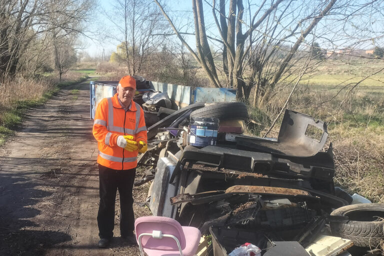 Kolejne dzikie wysypiska zlikwidowane. „Niektóre miejsca sprzątane są po raz drugi, trzeci lub czwarty. Pora na fotopułapki” [FOTO]