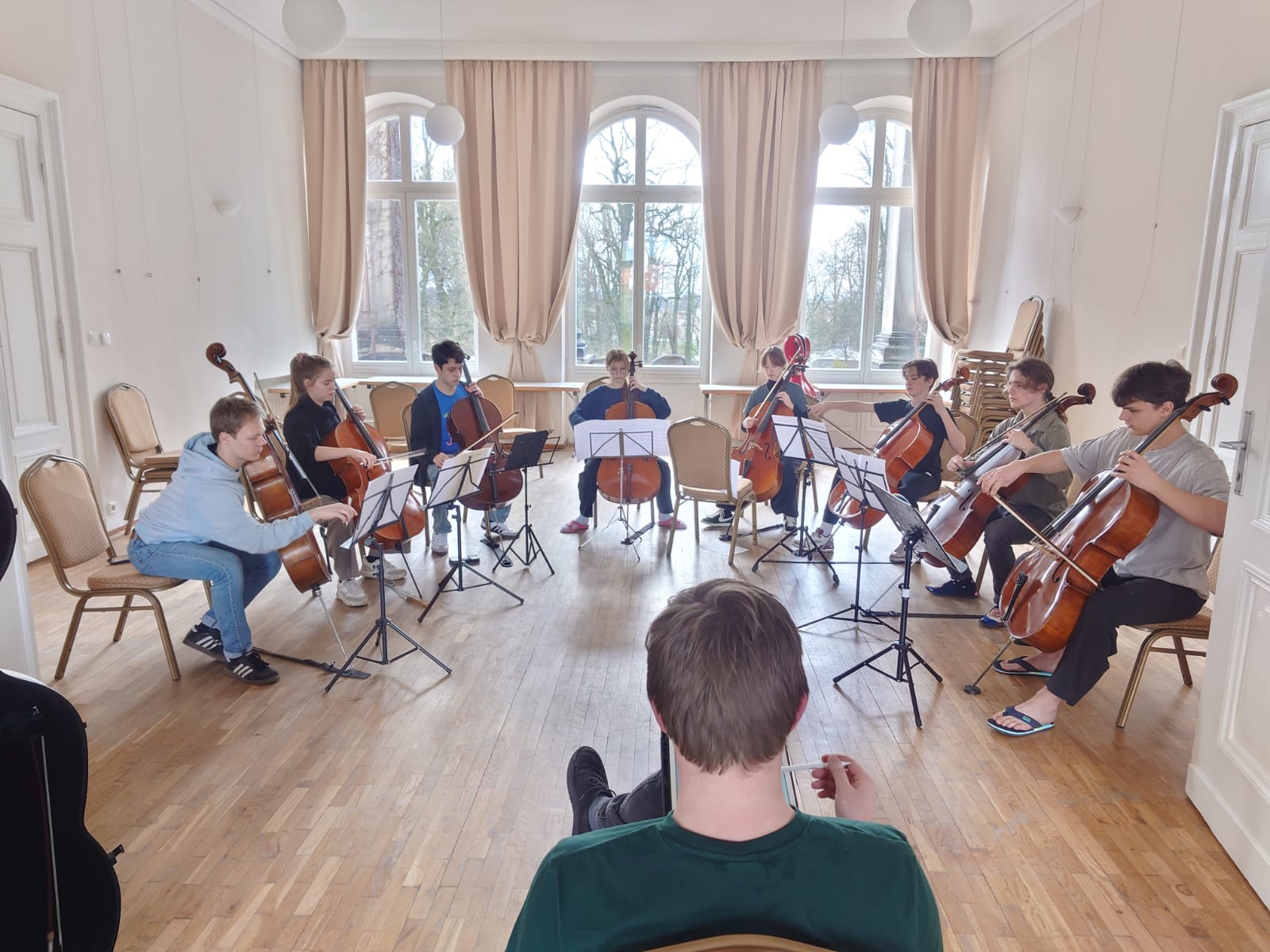 Młodzi wiolonczeliści spotkali się w pałacu w Morawie. niedługo finał projektu i koncerty [FOTO]