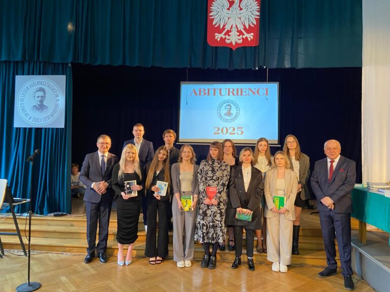 Czwartoklasiści z III LO odebrali świadectwa. Przed nimi matura [FOTO]