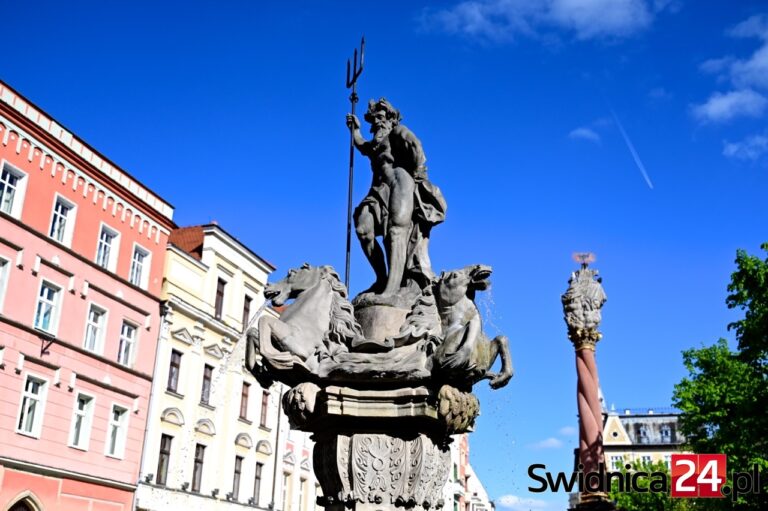 Świdnickie fontanny trysnęły wodą [FOTO]