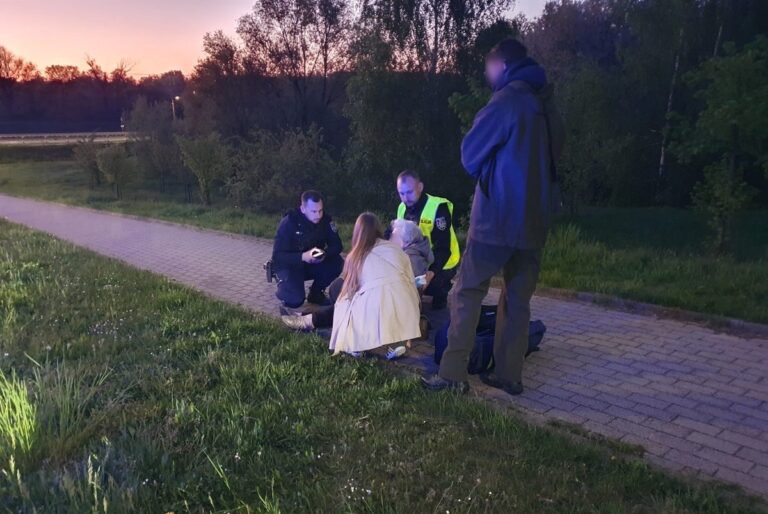 Mieszkańcy i policjanci pomogli seniorce