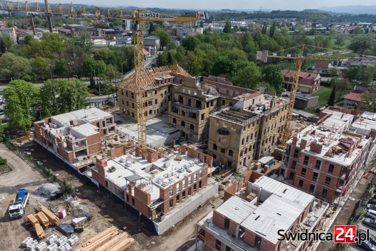 Dawny szpital odzyskuje dach. Zmienia się także jego otoczenie [FOTO]