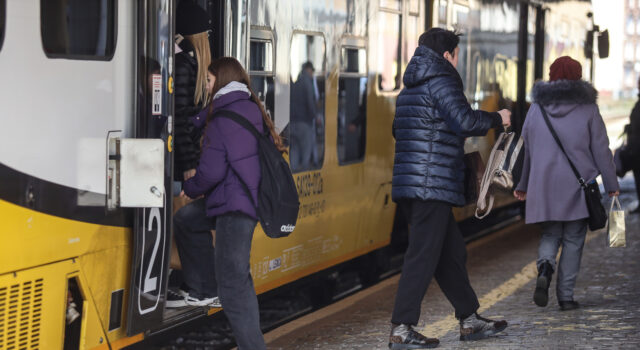 Kolej (nie)dostępna. Sprawdzili, które przystanki są torem przeszkód dla osób z niepełnosprawnościami