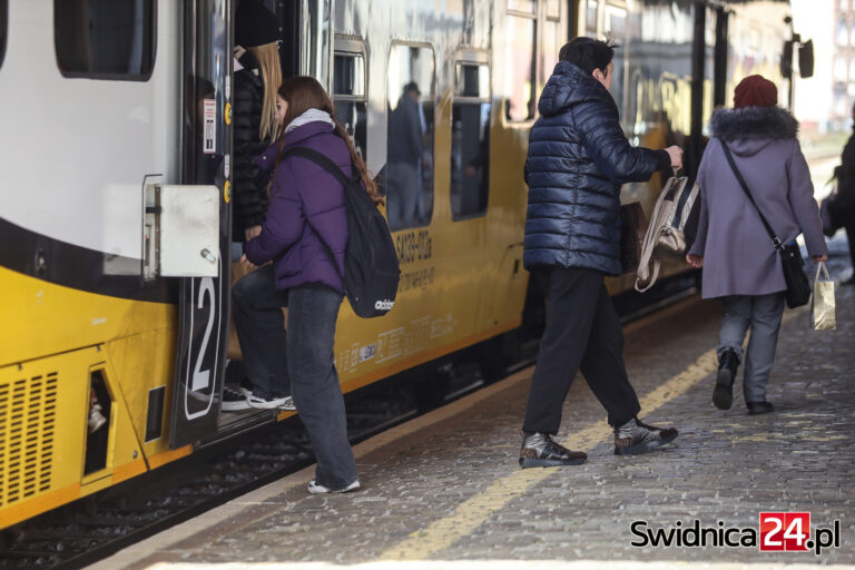 Kolej (nie)dostępna. Sprawdzili, które przystanki są torem przeszkód dla osób z niepełnosprawnościami