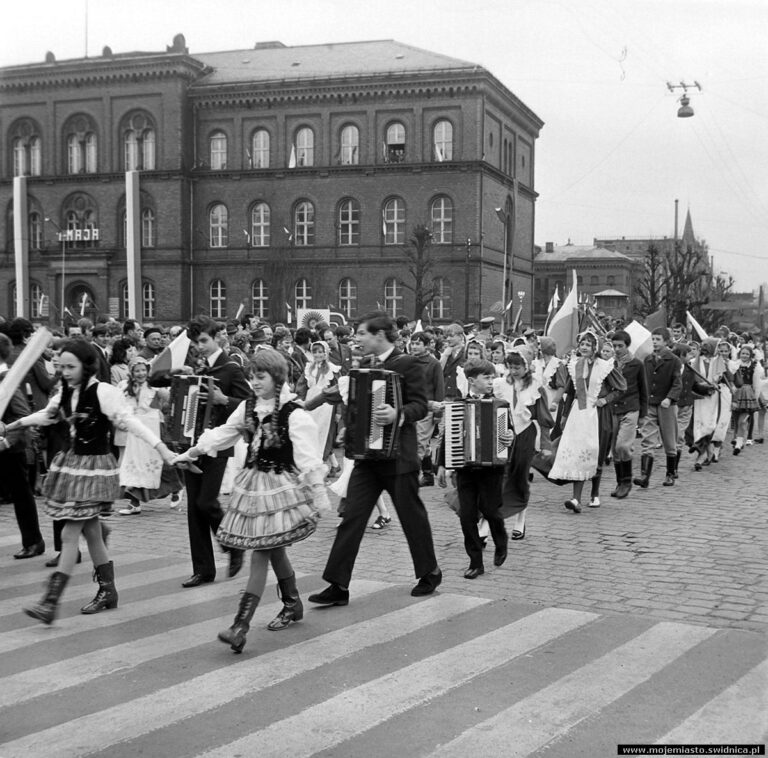 Obchodów i pochodów nie będzie. Święto Pracy wczoraj i dziś [FOTO]