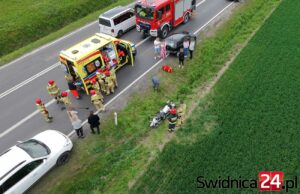 Zderzenie z motocyklem na drodze 382. Strażak po służbie udzielał pomocy