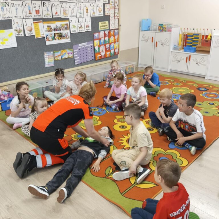 Świdniccy ratownicy uczą zasad pierwszej pomocy najmłodszych mieszkańców powiatu [FOTO]