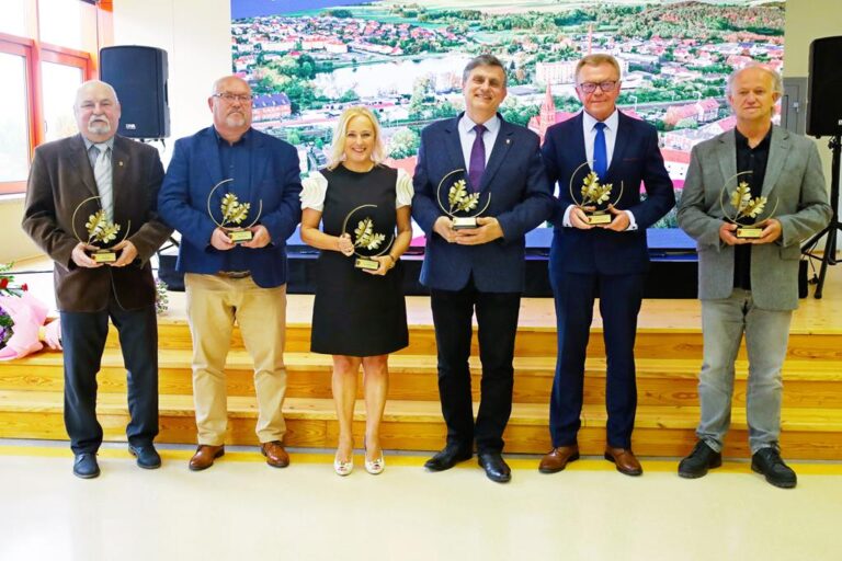 Byli burmistrzowie i przewodniczący Rady Miejskiej z medalami 35-lecia samorządu