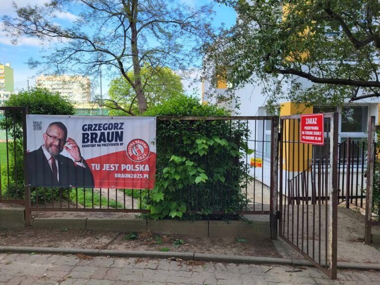 Banery Brauna na ogrodzeniu cmentarza żydowskiego, teraz przy szkole podstawowej