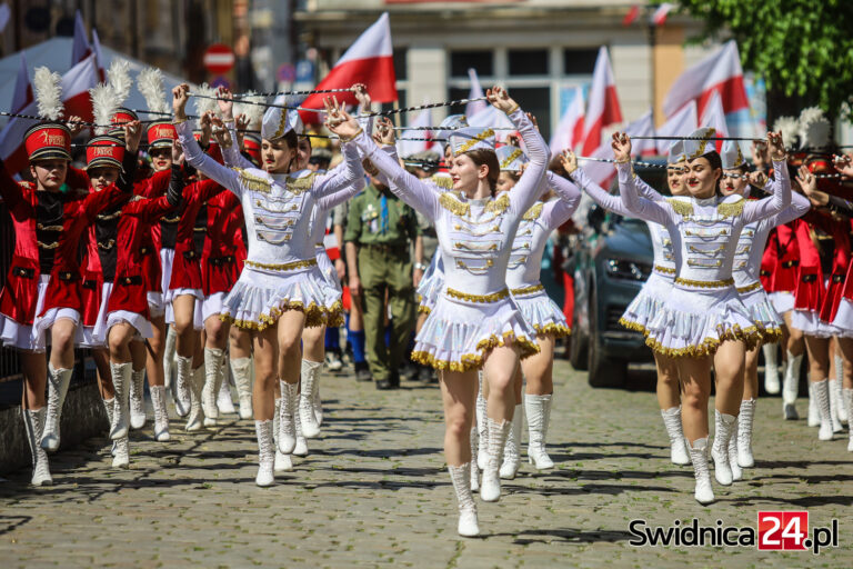 Uroczyście i tanecznym krokiem. Świdniczanie świętowali Dzień Flagi RP [FOTO/VIDEO]