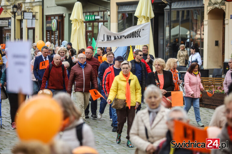 Pomarańczowy pochód przeszedł wokół Rynku. „I my mamy godność!” [FOTO/VIDEO]