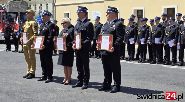 Strażacy z powiatu świdnickiego świętowali. Awanse, nagrody, dyplomy [FOTO/VIDEO]