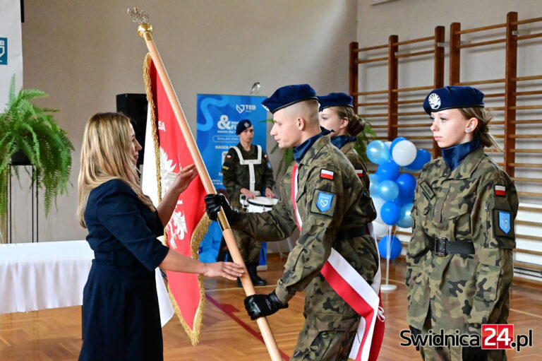 Historyczny moment dla świdnickiego liceum. Szkoła otrzymała sztandar [FOTO]