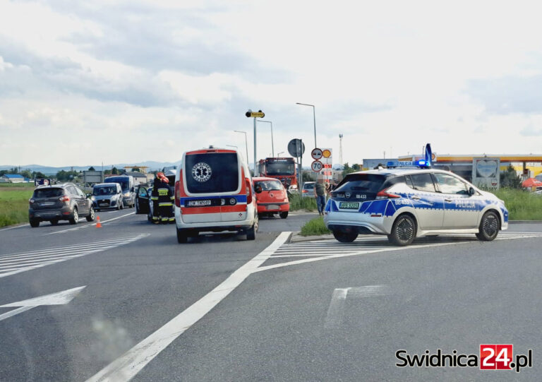 Kolizja dwóch aut na krajowej „piątce” w Strzegomiu
