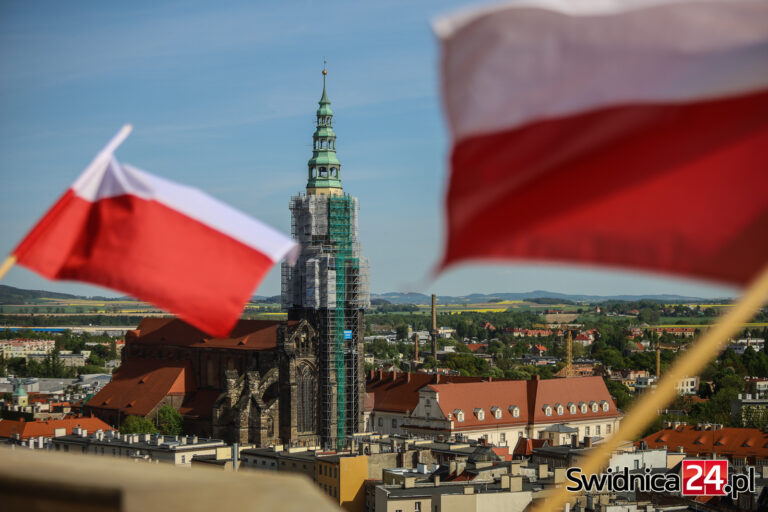 Świdnica w biało-czerwonych barwach. Dziś obchodzimy Dzień Flagi [FOTO]