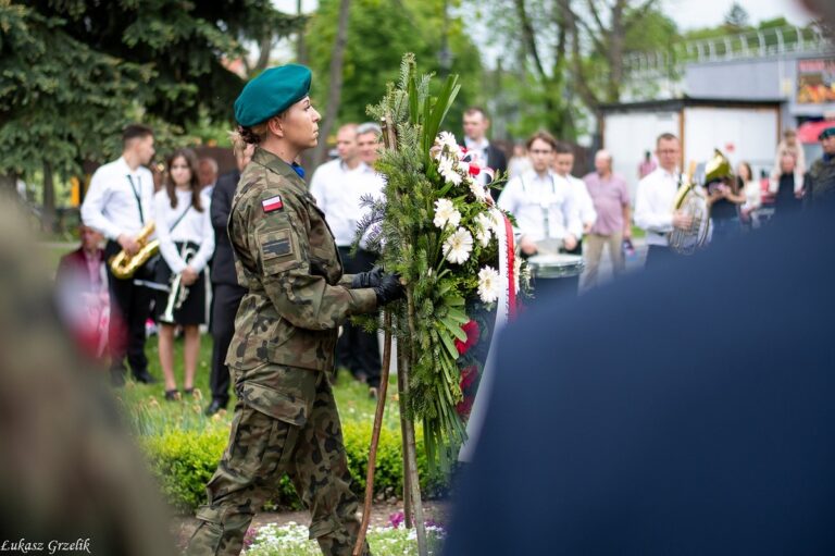 Strzegom uczcił rocznicę uchwalenia Konstytucji 3 Maja. Piknik majowy odwołany z uwagi na pogodę [FOTO]