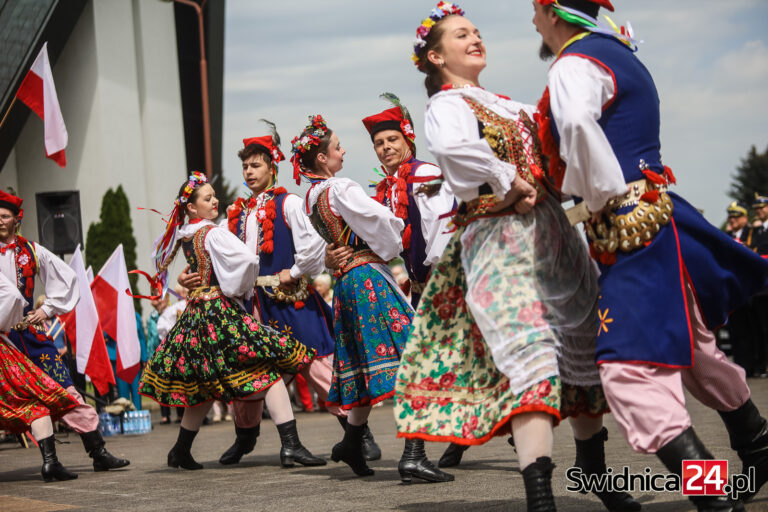 234 lata od uchwalenia Konstytucji 3 Maja. Barwne i radosne obchody w Świdnicy [FOTO/VIDEO]