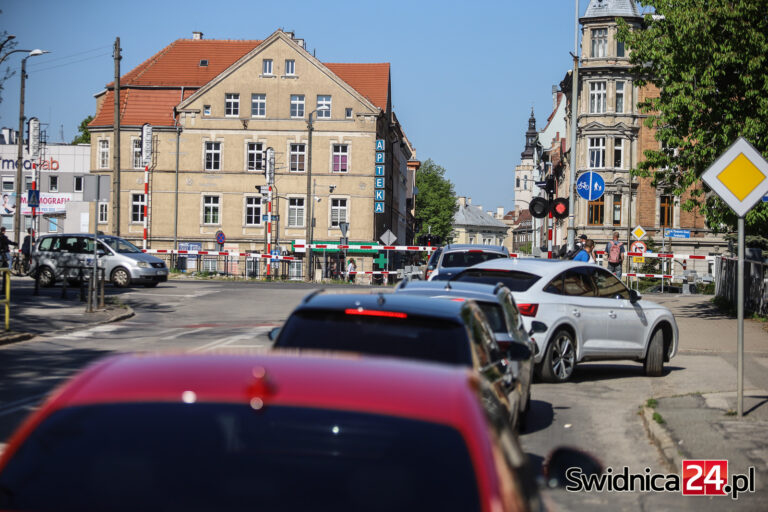 Będzie remont przejazdu kolejowego na Wałbrzyskiej. Szykują się utrudnienia dla kierowców i pasażerów