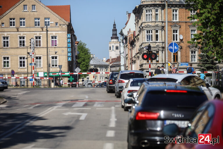 Kierowcy skarżą się na korki przed przejazdami kolejowymi. „Czy naprawdę musimy tak długo czekać?”