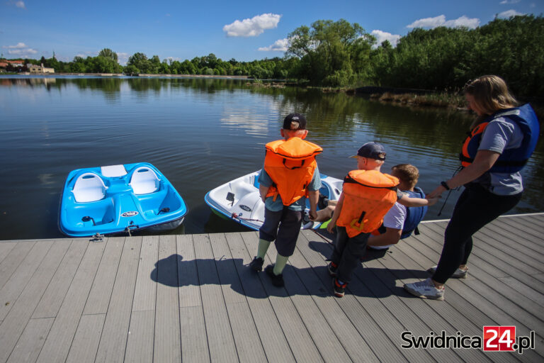 Zalew na razie oblodzony, ale jest już nowy cennik bosmanatu. Ile zapłacimy za wypożyczenie kajaka i roweru wodnego?