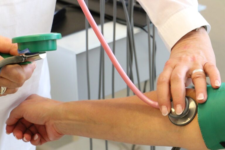 290 mln dni na zwolnieniu lekarskim. Na co Polacy najczęściej biorą L4?