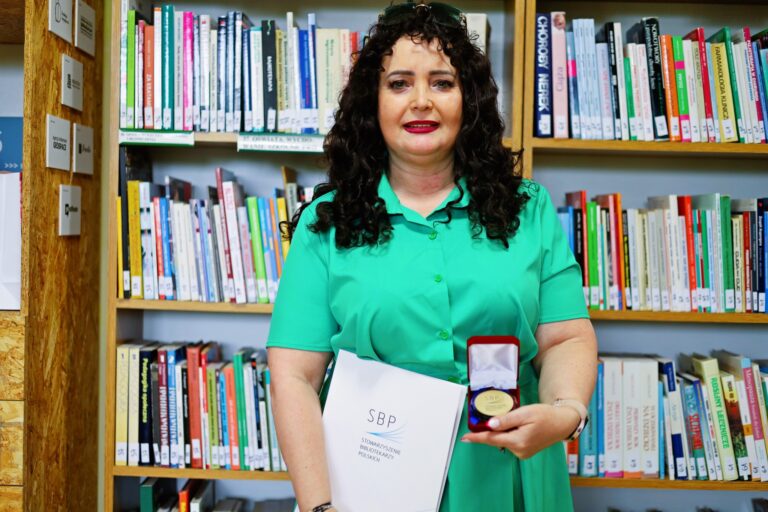 Dyrektor żarowskiej biblioteki odznaczona za promocję czytelnictwa i rozwój bibliotekarstwa